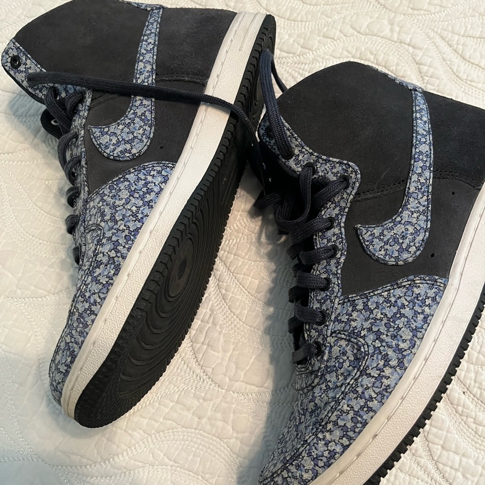 Nike Women's High-Top Sneakers in Navy and Light Blue Floral